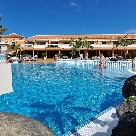 Seaside Haven: Vistas With Pool And Ocean Views Playa de las Americas (Tenerife)